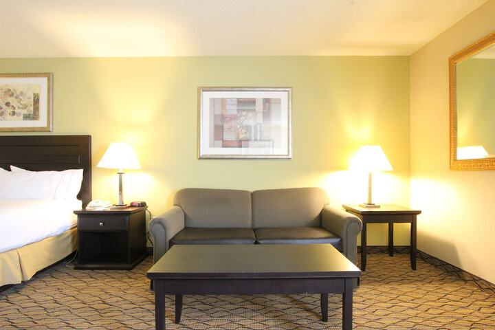 Holiday Inn Express & Suites Chicago-Libertyville by IHG