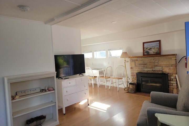 The Waves / The Argonauta Inn/The White Heron Lodge
