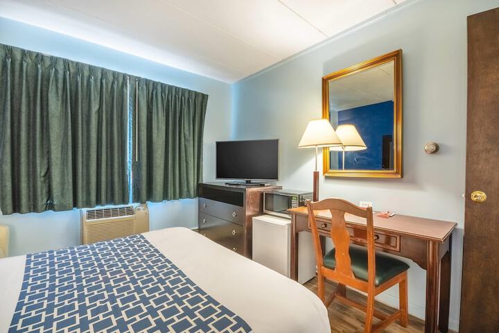 Econo Lodge Inn & Suites Windsor Locks Bradley Airport