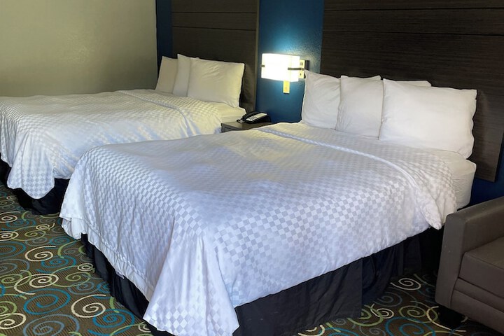 Clairmont Inn & Suites Warren