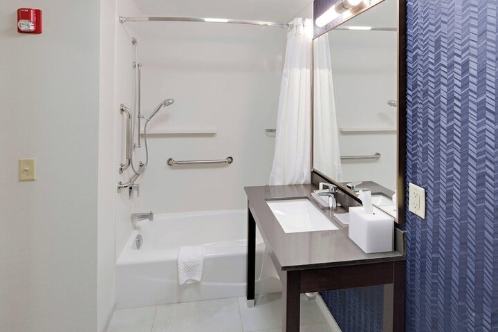 Fairfield Inn and Suites by Marriott Youngstown Austintown