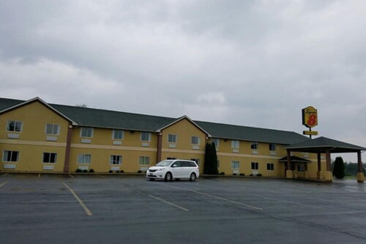 Super 8 by Wyndham Huntington