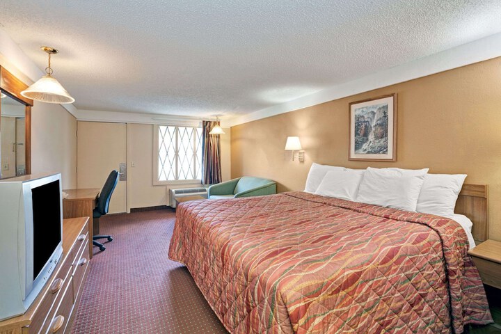 Room 8 of 12