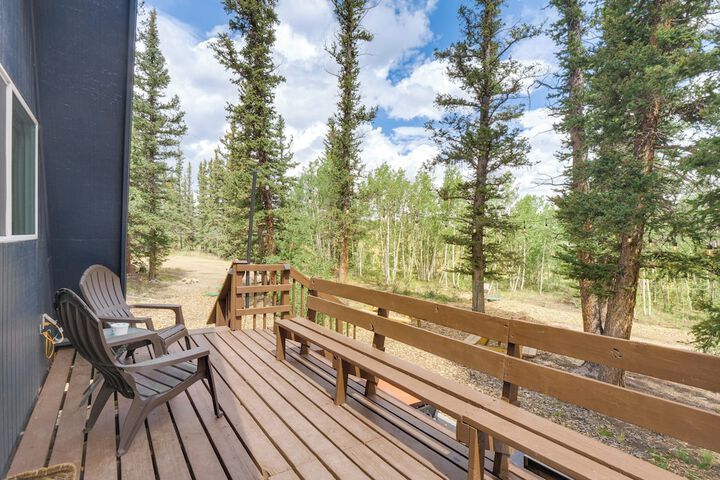 Sunny Muddy Moose Cabin w / Fire Pit & Mtn Views!