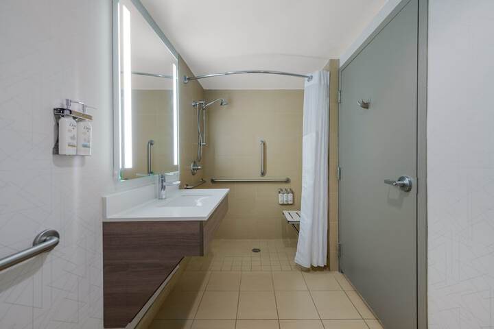 Holiday Inn Express Hampton - Coliseum Central by IHG
