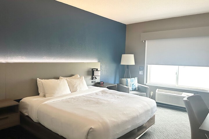 Room 8 of 33