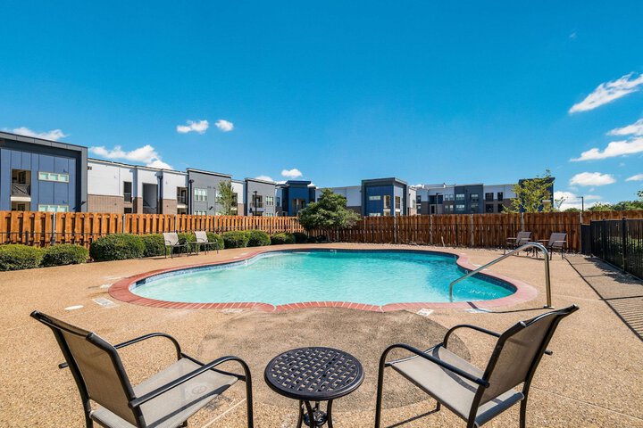Pool 10 of 39