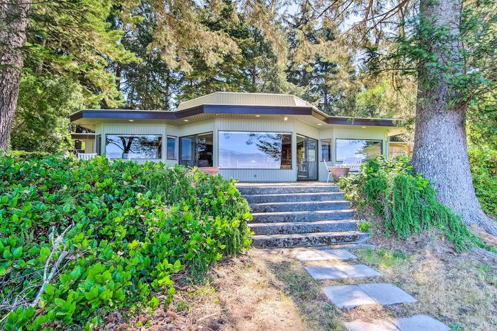Enchanting Coos Bay Sanctuary w / Lush Views!