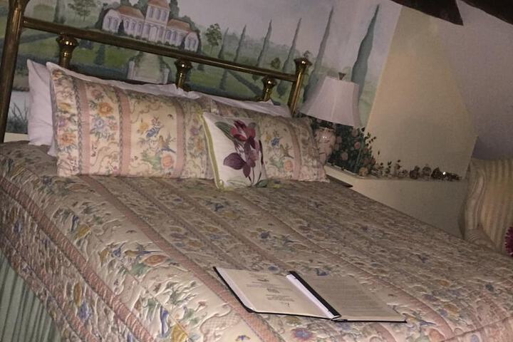 Room 24 of 76