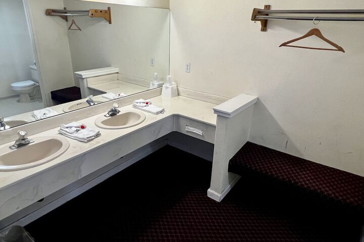 Room 8 of 27