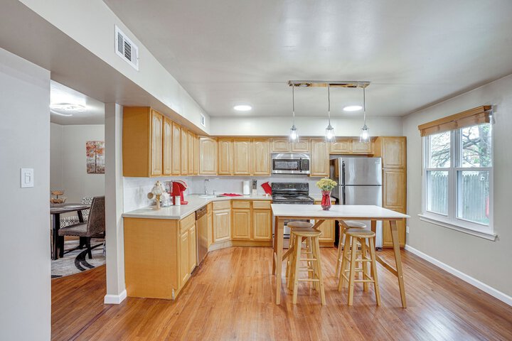 Charming Willow Grove Home w / Patio + Fire Pit!