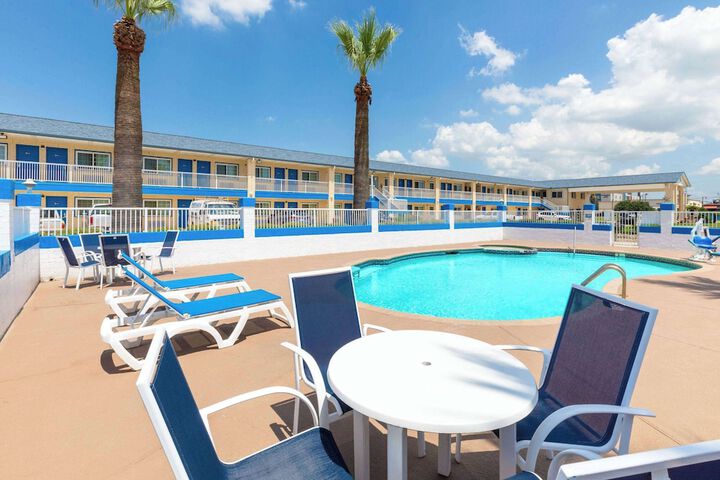 Days Inn by Wyndham Baytown Garth Road I10 East
