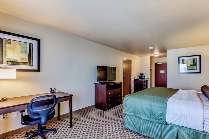 Cobblestone Inn & Suites - Waverly