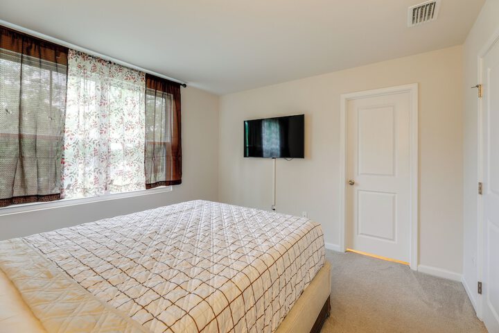 Sunlit Milford Townhome 2 Mi to Riverwalk!