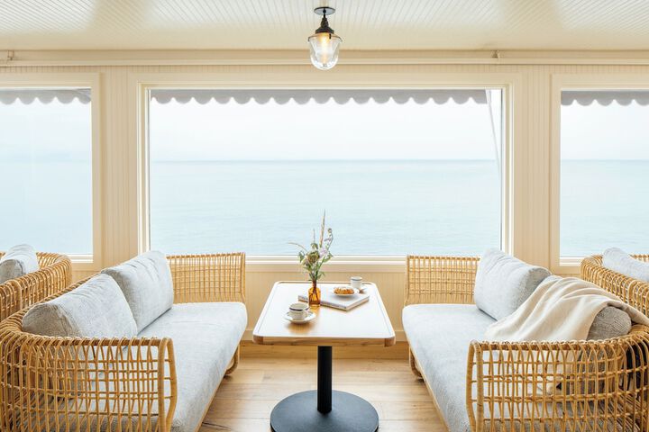 Lounge 128 of 182