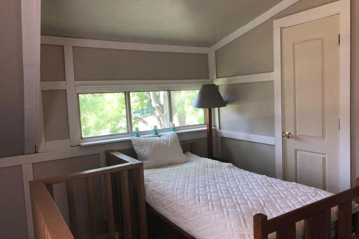 Downtown 2 Bedroom Cottage Sleeps 6, Walking Distance to Honeywell, Downtown Restaurants, Shopping