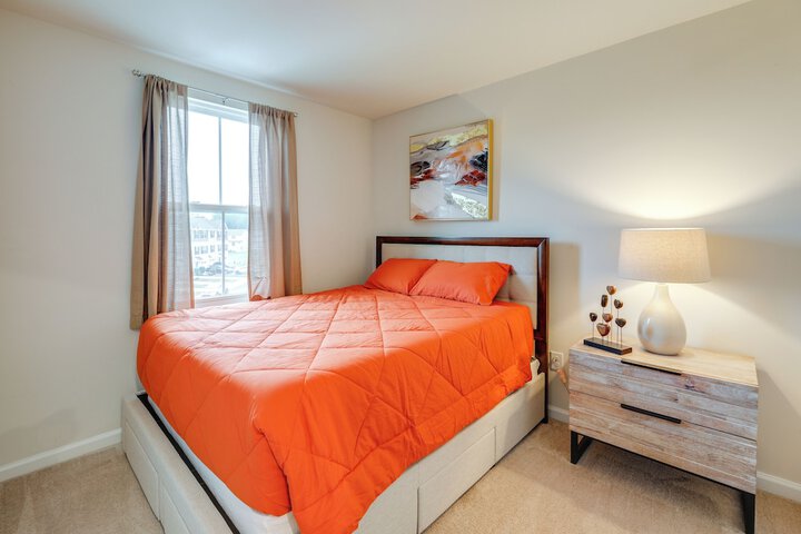 Sunlit Milford Townhome 2 Mi to Riverwalk!