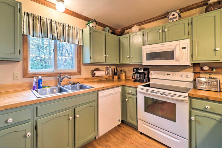 Pool & Lake Access: Idyllic Cottage in Newland