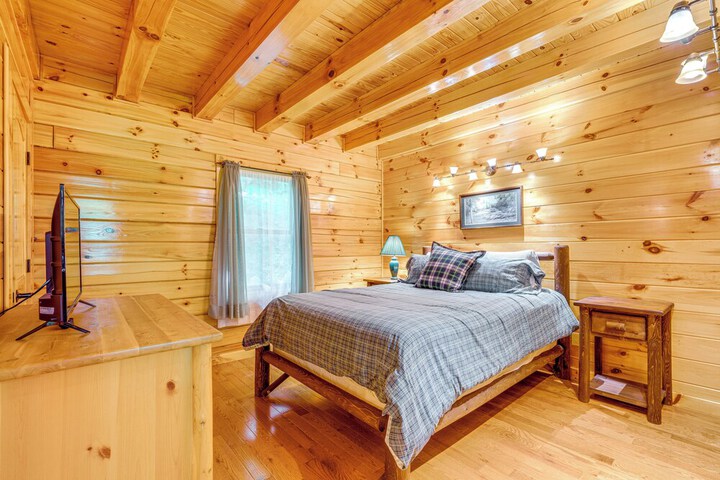 Hike Fish & Golf: Burnsville Retreat w / Deck!
