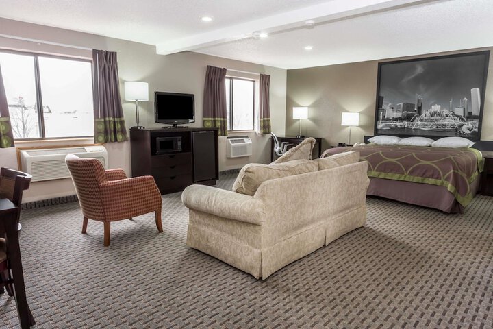 Super 8 by Wyndham Mundelein / Libertyville Area