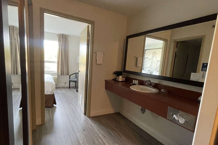 Super 8 by Wyndham Peterborough