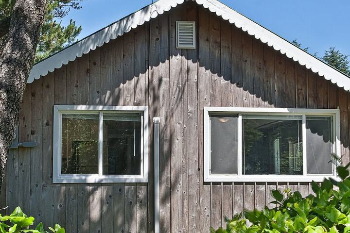 Ten Pines Cottage in Hoquiam