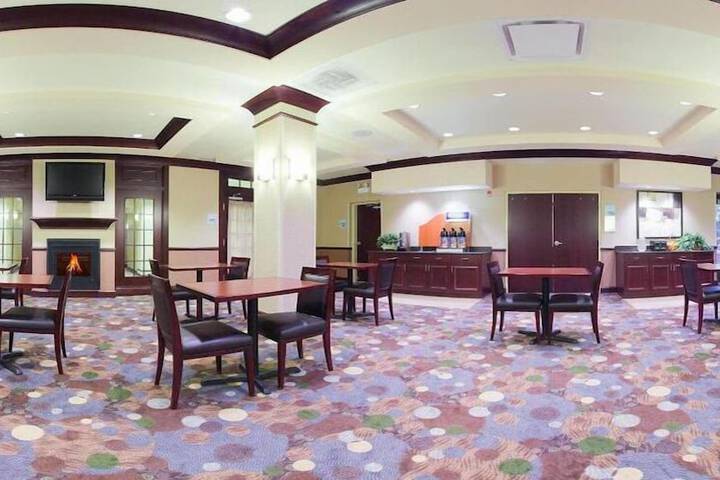 Holiday Inn Express & Suites Chicago West - OHare Arpt Area by IHG