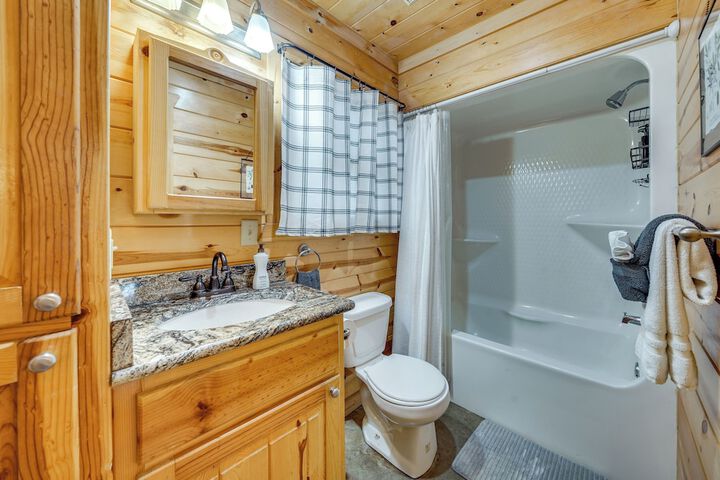 Hot Tub & Deck: Broken Bow azalea House'