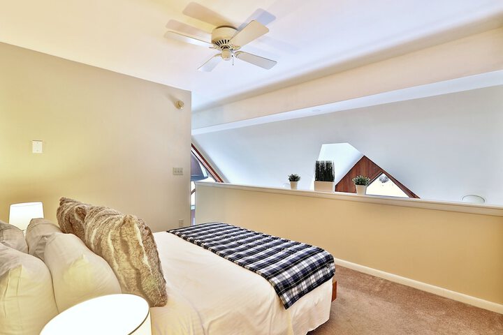 The Birch Ridge: Owners Suite #5 - Queen / sofa Bed Suite in Killington. Hot Tub. Renovated. 1 Bedroom Home