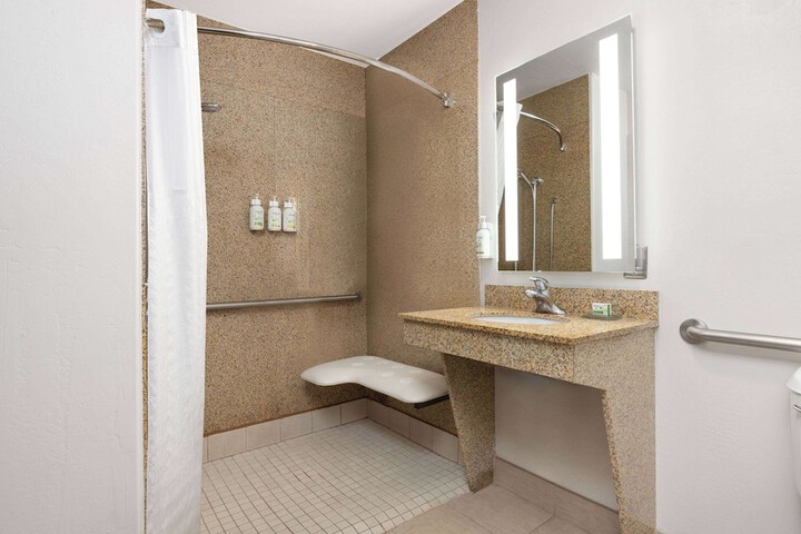 La Quinta Inn & Suites by Wyndham Bakersfield North