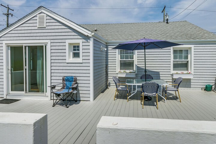 Cozy Westbrook Vacation Rental - Walk to Beach!