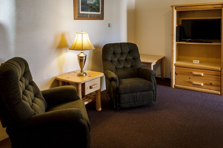 Green Gables Motel & Suites