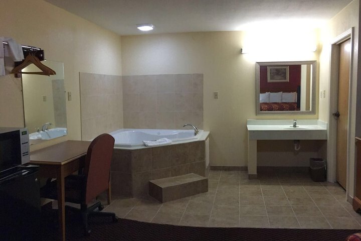 Hot Tub 16 of 18