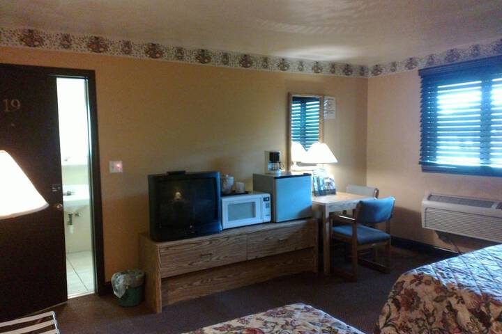 Colonial Inn Motel