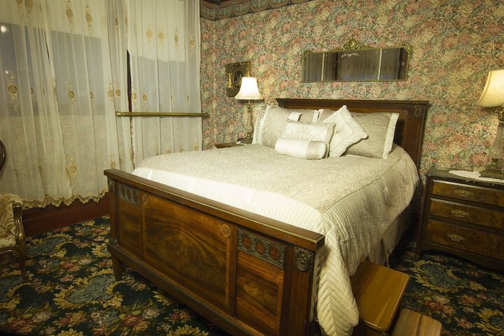 Gingerbread Mansion Inn