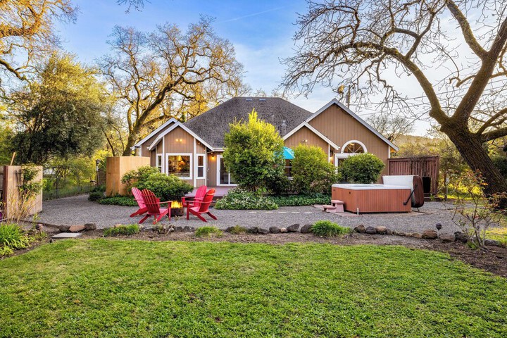 Valley of the Moon by Avantstay Tranquil Escape Large Yard w / Hot Tub & Fire Pit