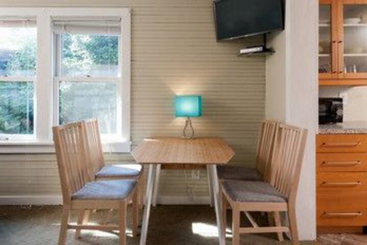 2BR Bay View Bungalow in Poulsbo by RedAwning