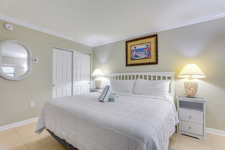 Gulf Getaway With Porch + Direct Beach Access!