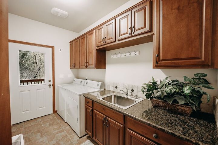 20gs - Wifi - F / p - W/d - Sleeps 6 3 Bedroom Home by RedAwning