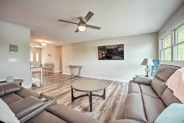 Pet-friendly Grass Lake Retreat w / Game Room!