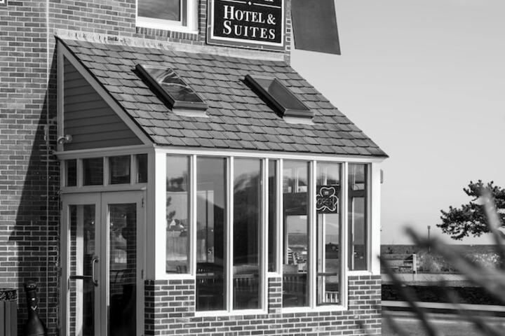 Newport Beach Hotel & Suites