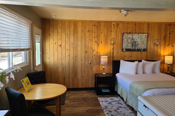 Lamplighter Cabins & Suites