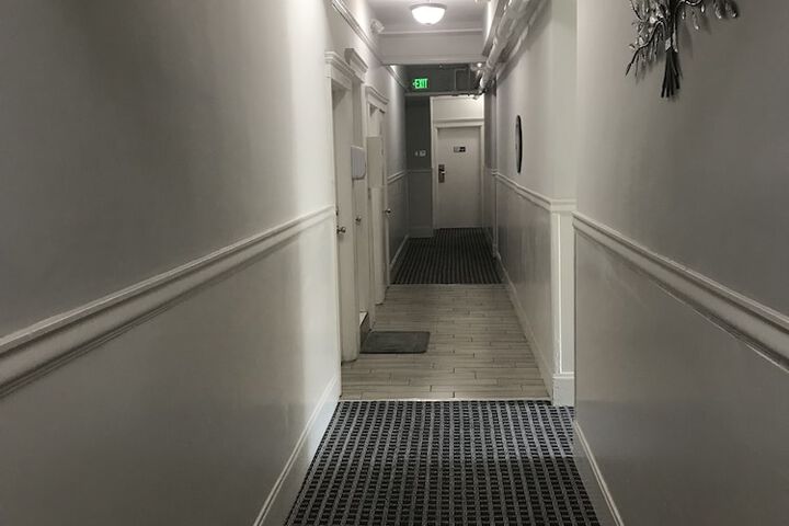 Ballroom/Hall 17 of 19