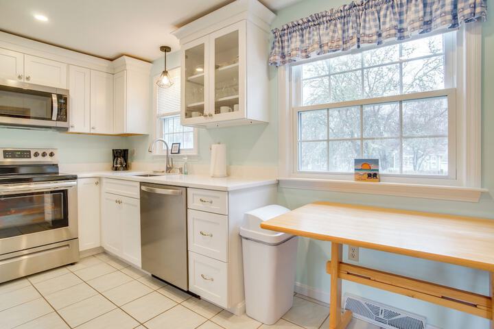 1 Mi to Beach: Quiet West Dennis Escape w / Sunroom
