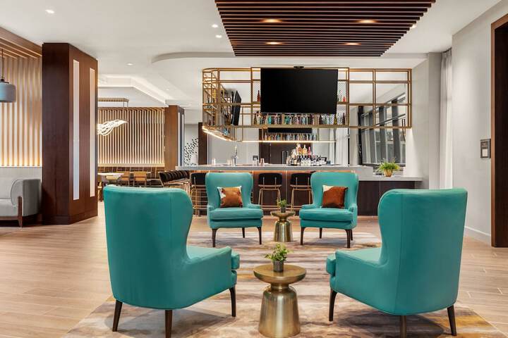 Lounge 28 of 32