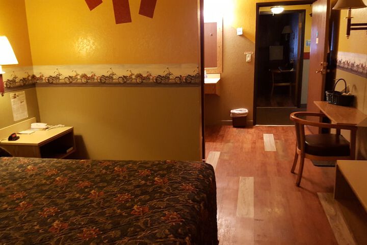Earth Inn Motel