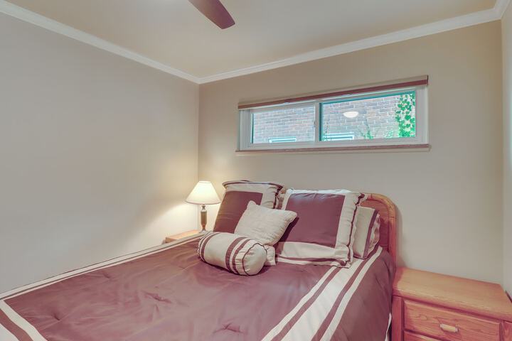 Royal Oak Home: 13 Mi to Downtown Detroit