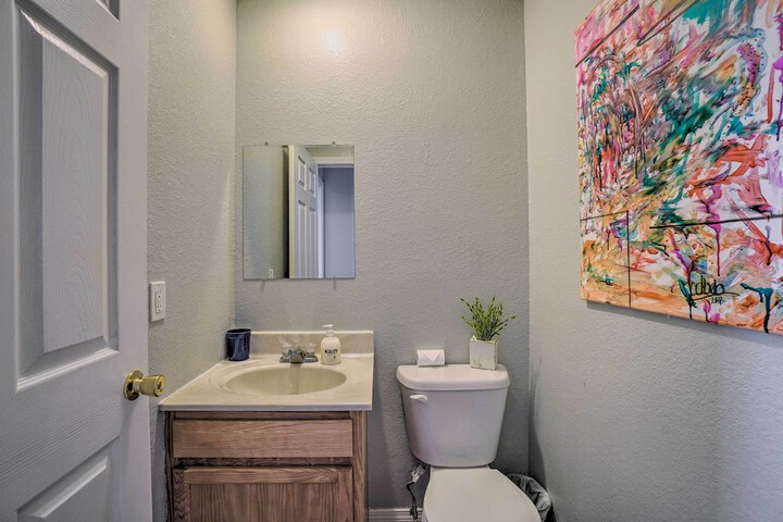 Charming One-level Home w / Deck Walk to Dtwn
