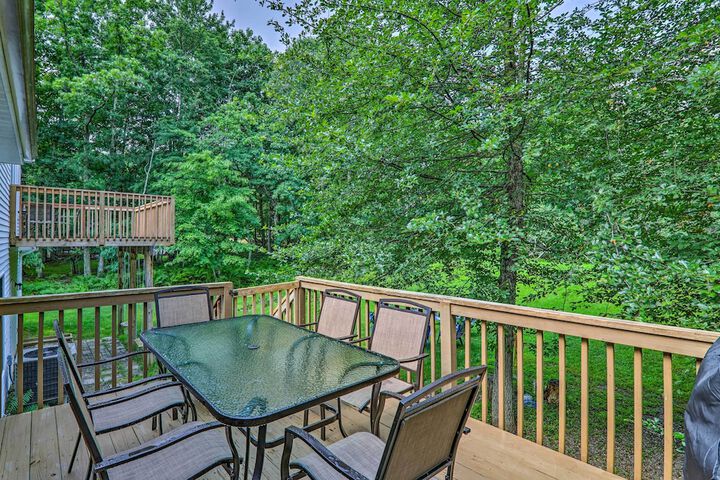Poconos Retreat w / Game Room Hot Tub, & Sauna!