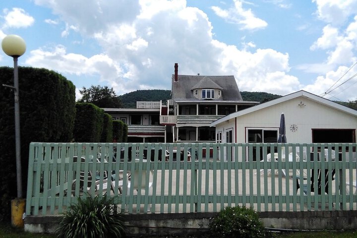 Northern Peaks Motor Inn